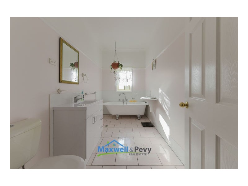 2 Laurel Street, Kootingal NSW 2352