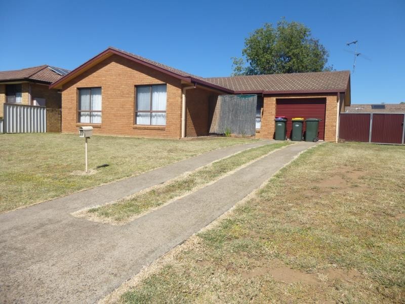 27 Mullumbimby Close, Tamworth NSW 2340