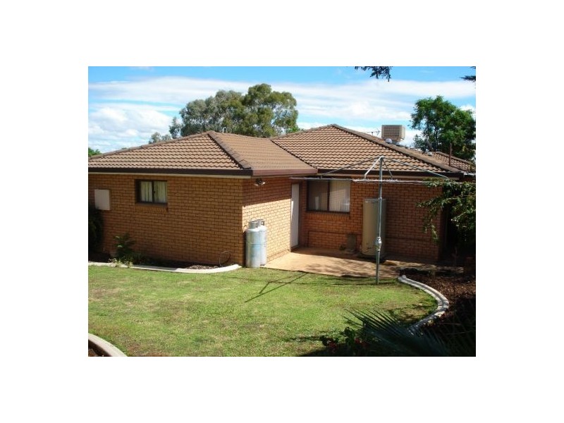 2  Jacaranda Place, Tamworth NSW 2340