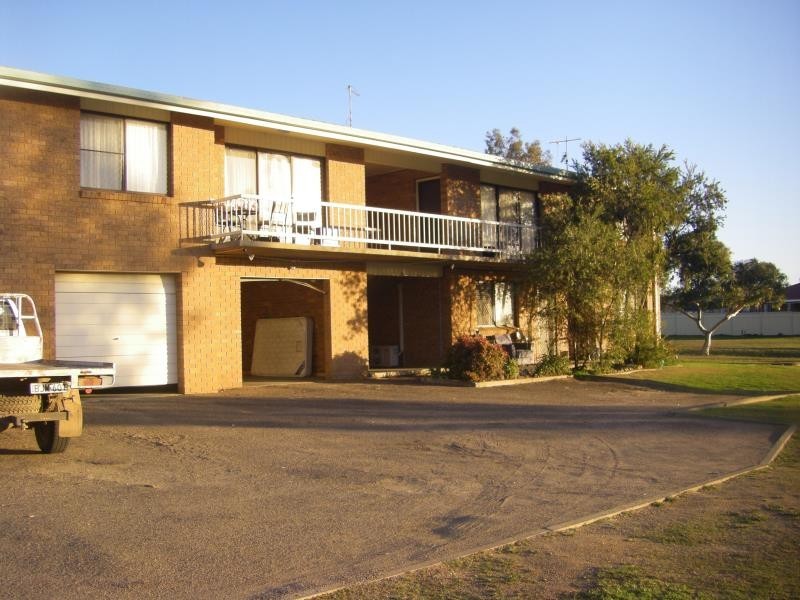 2/4 Illoura Street, Tamworth NSW 2340