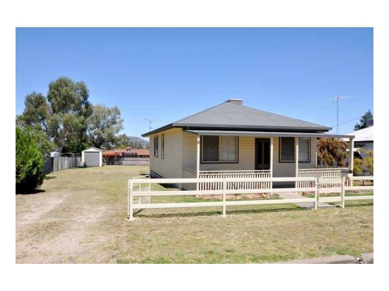 4 Laurel Street, Kootingal NSW 2352