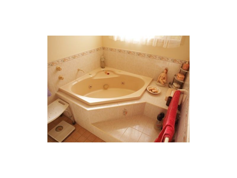 62 Suncrest Ave, Sussex Inlet NSW 2540