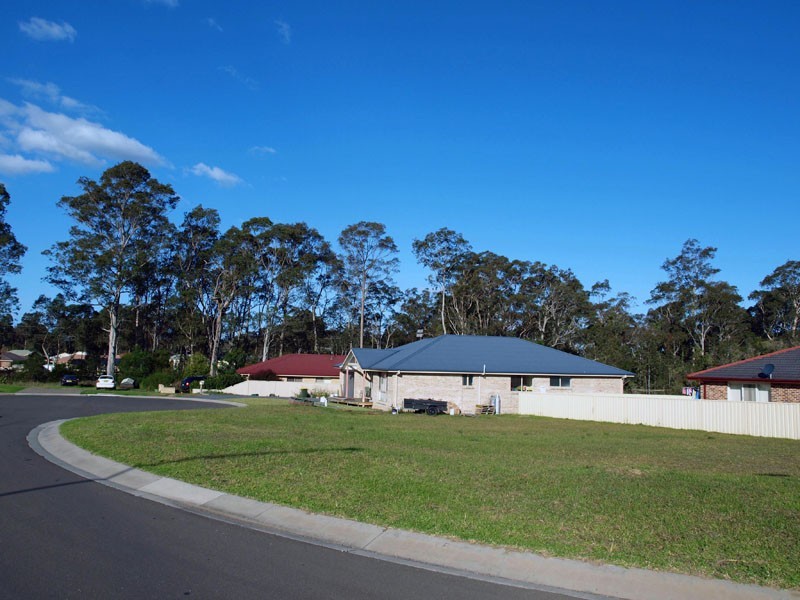 14 Rouken Glen Drive, West Nowra NSW 2541