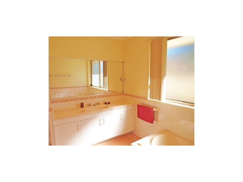 18 Sir Henry Cres, Callala Beach NSW 2540