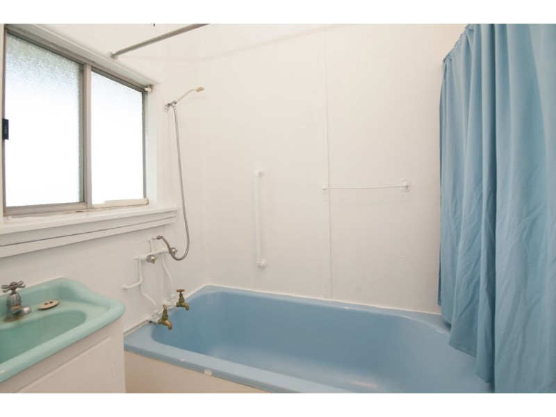 606 Kemp Street, Lavington NSW 2641