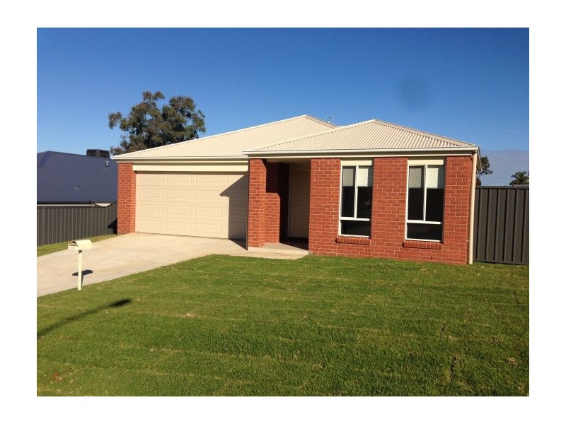 12 Nicola Place, Lavington NSW 2641