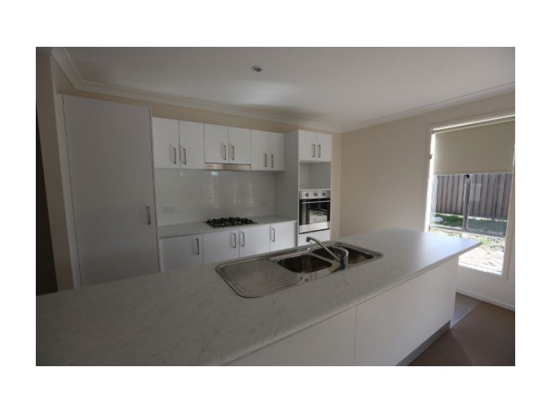 12 Nicola Place, Lavington NSW 2641