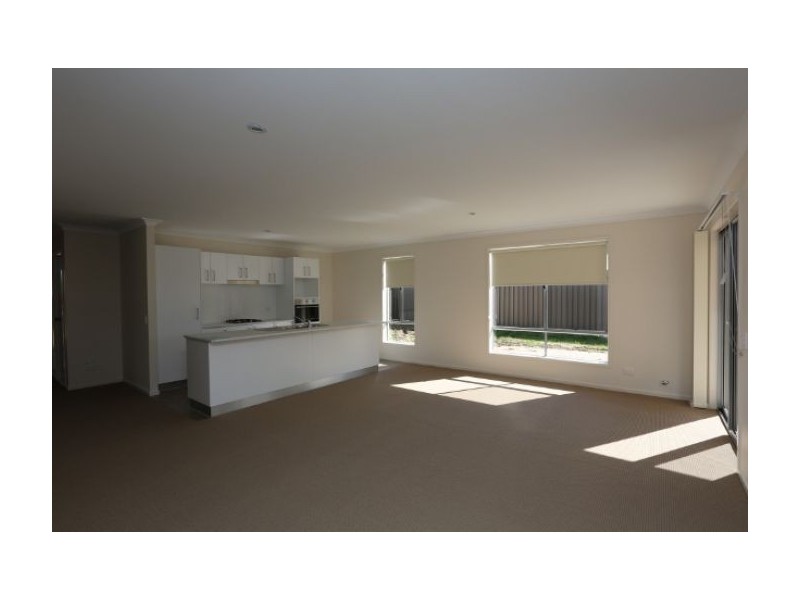 12 Nicola Place, Lavington NSW 2641