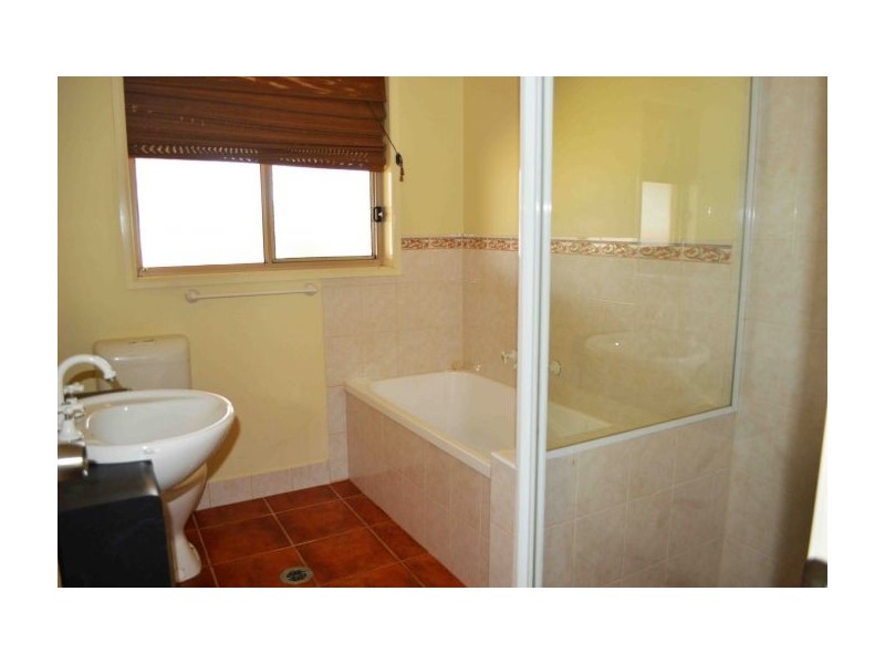 5 Algona Road, Lavington NSW 2641