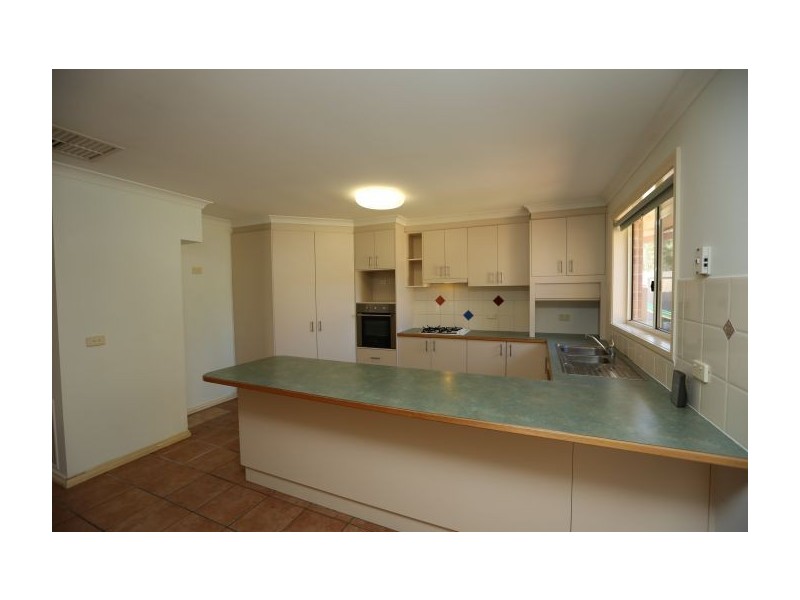 29 Alawarra Rd, Lavington NSW 2641
