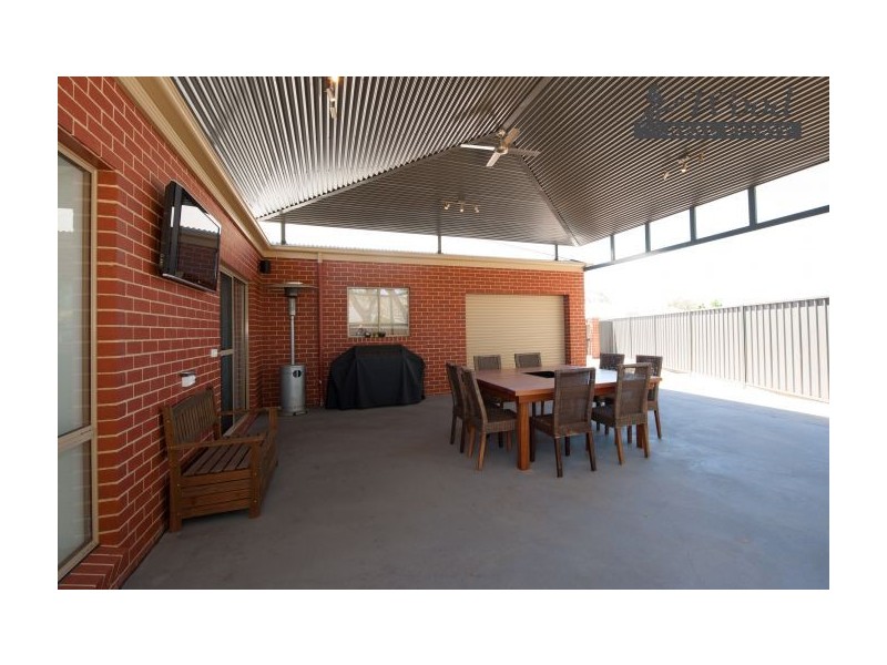 8 Silkyoak Court, East Albury NSW 2640