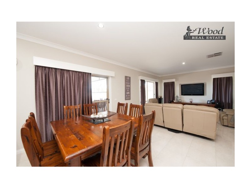 8 Silkyoak Court, East Albury NSW 2640