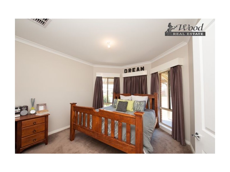 8 Silkyoak Court, East Albury NSW 2640