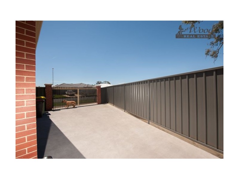 8 Silkyoak Court, East Albury NSW 2640