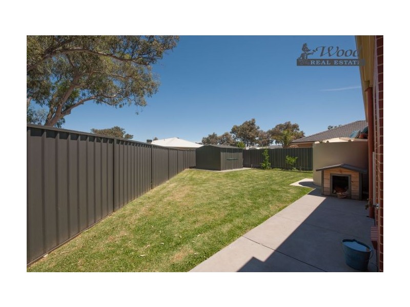 8 Silkyoak Court, East Albury NSW 2640