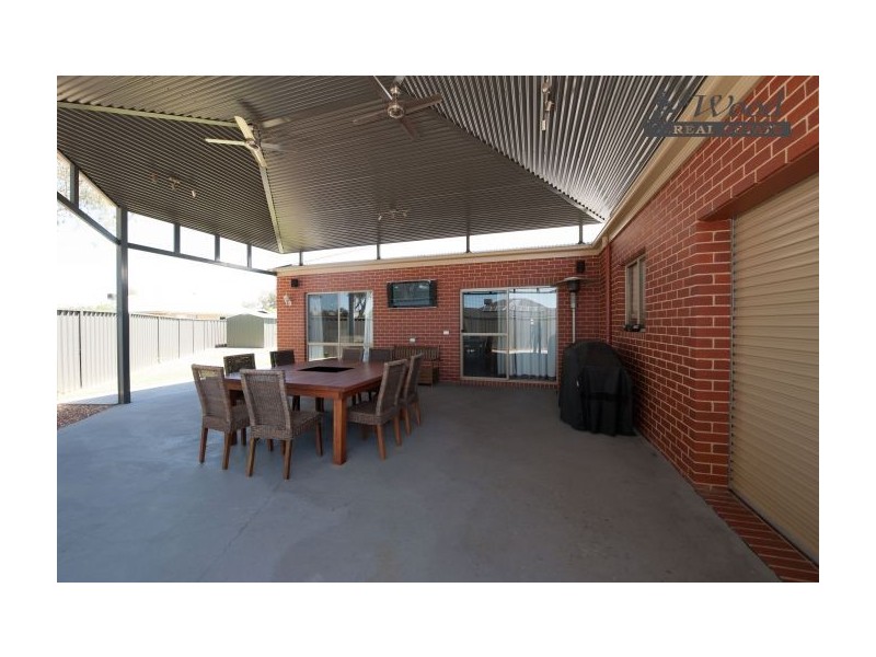 8 Silkyoak Court, East Albury NSW 2640