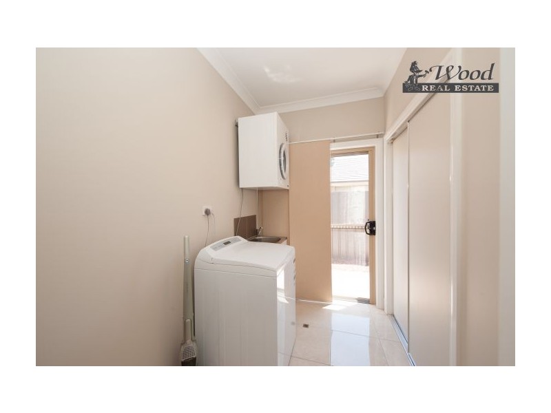 8 Silkyoak Court, East Albury NSW 2640
