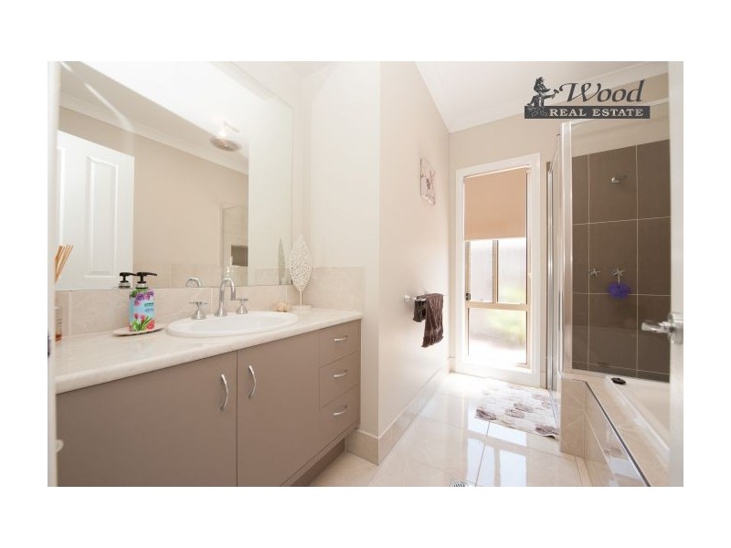 8 Silkyoak Court, East Albury NSW 2640