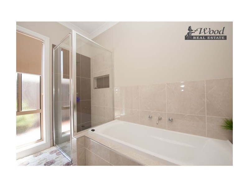 8 Silkyoak Court, East Albury NSW 2640