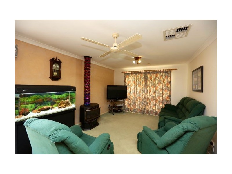 11 Dimbanna Court, Lavington NSW 2641