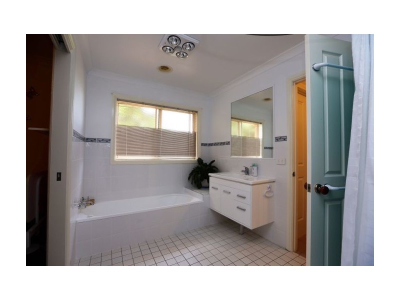 11 Dimbanna Court, Lavington NSW 2641