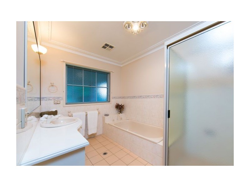 40 Franklin Court (Norris Park), Lavington NSW 2641