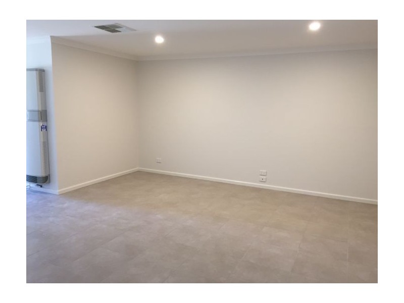 2/430 Parnall Street, Lavington NSW 2641