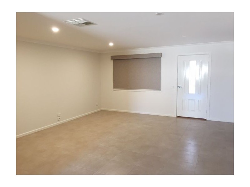 2/430 Parnall Street, Lavington NSW 2641