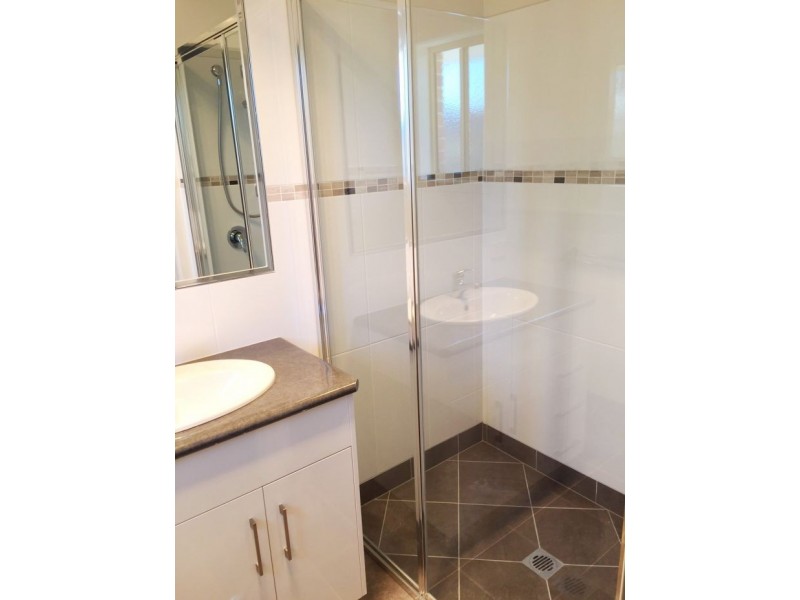 2/430 Parnall Street, Lavington NSW 2641