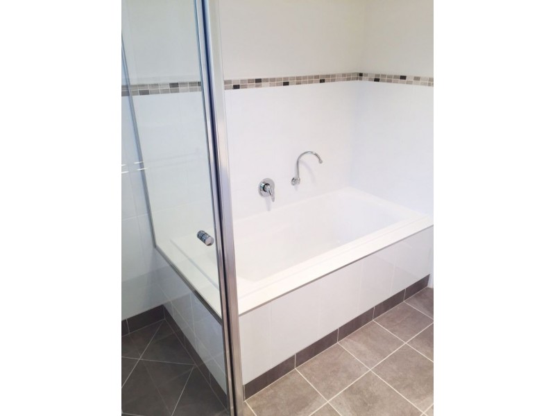 2/430 Parnall Street, Lavington NSW 2641