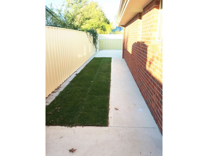 2/430 Parnall Street, Lavington NSW 2641