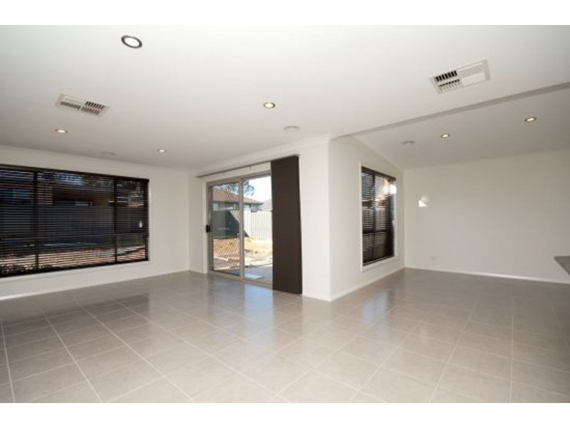 4 Willaroo St, Thurgoona NSW 2640