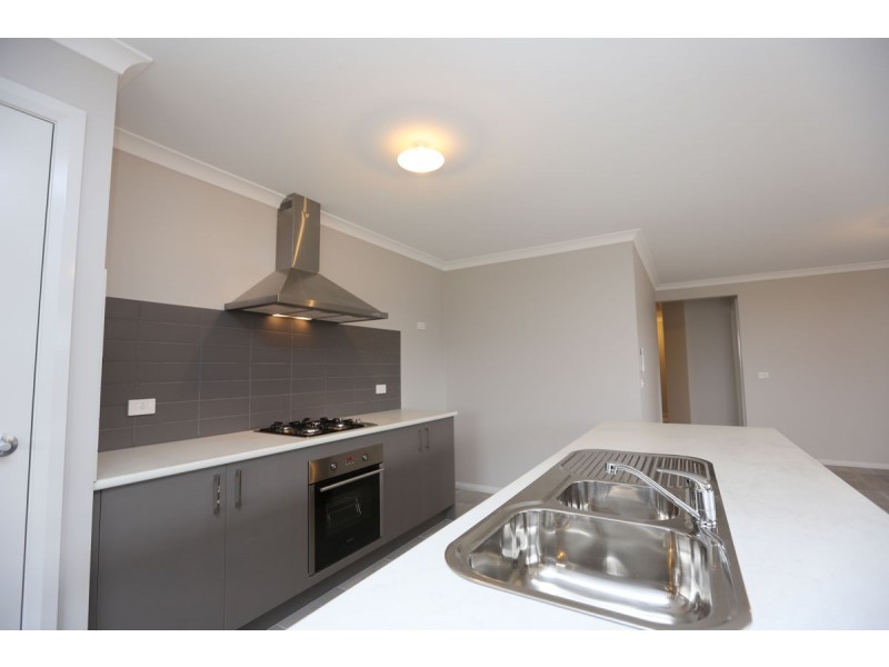 4 Paddlesteamer Court, Thurgoona NSW 2640