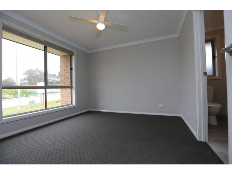 4 Paddlesteamer Court, Thurgoona NSW 2640