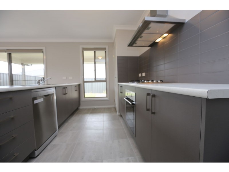 4 Paddlesteamer Court, Thurgoona NSW 2640