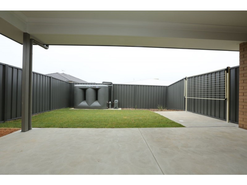 4 Paddlesteamer Court, Thurgoona NSW 2640