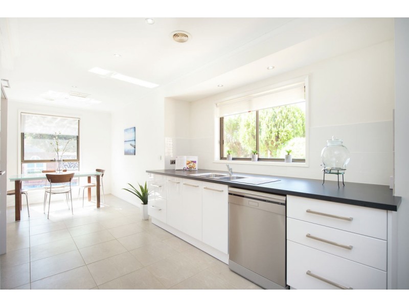 377 Poplar Drive, Lavington NSW 2641