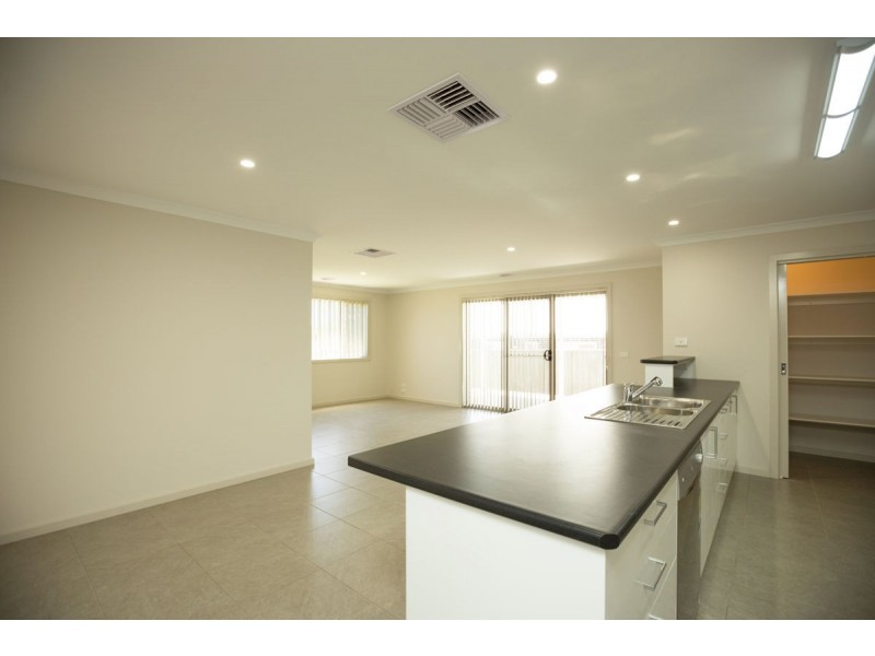 72 Wellington Drive, Thurgoona NSW 2640