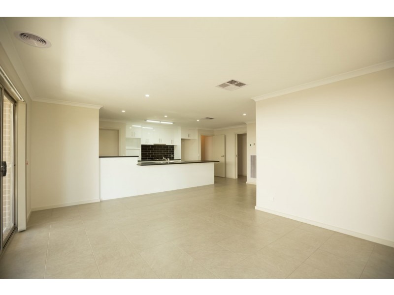 72 Wellington Drive, Thurgoona NSW 2640