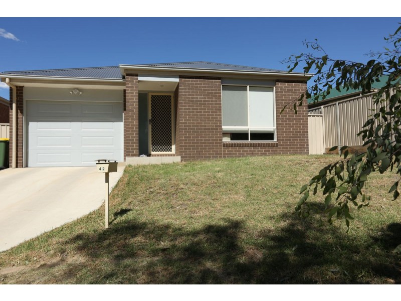 42 O’Shea Street, Lavington NSW 2641