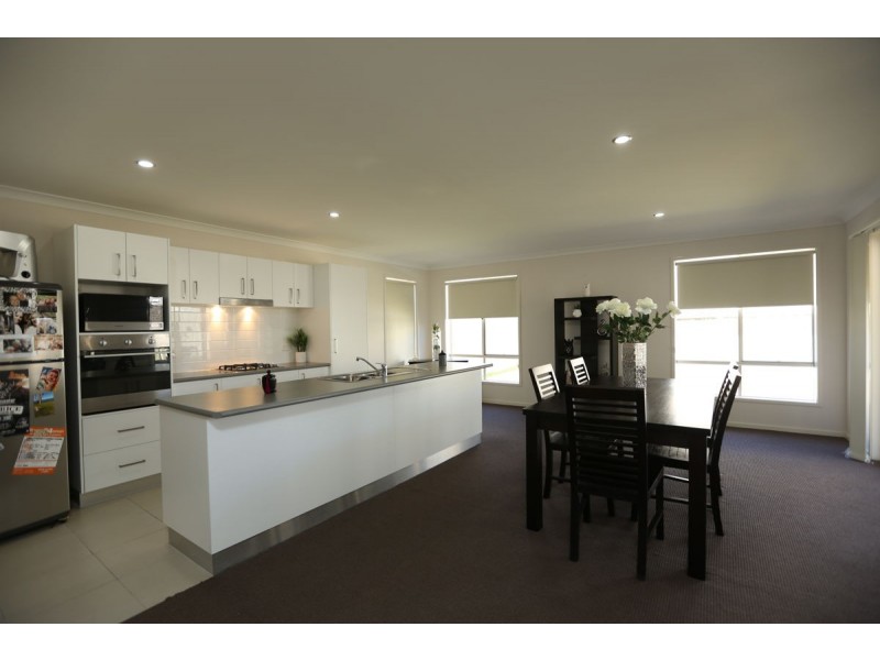 42 O’Shea Street, Lavington NSW 2641