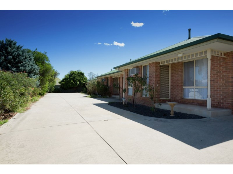 4/2 Owen Court, Lavington NSW 2641