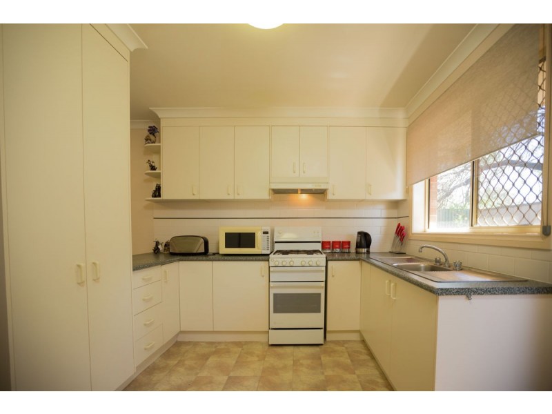4/2 Owen Court, Lavington NSW 2641