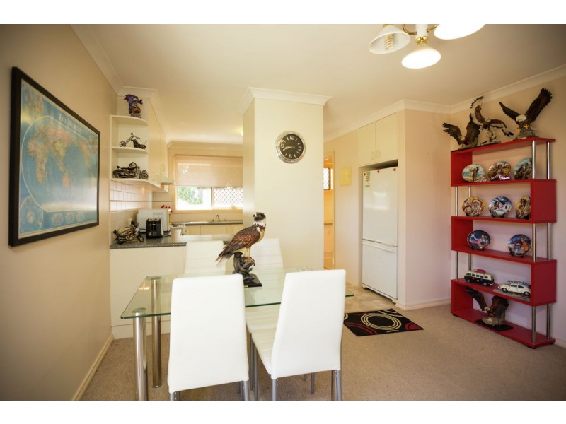 4/2 Owen Court, Lavington NSW 2641