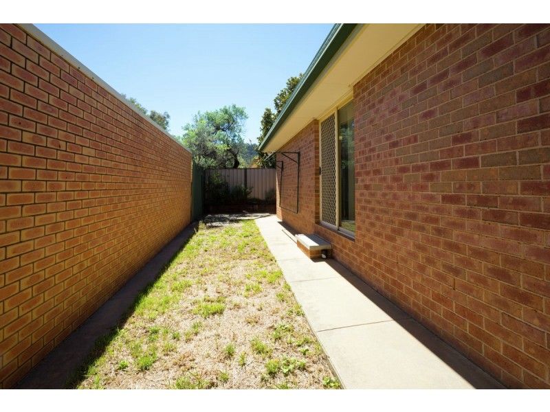 4/2 Owen Court, Lavington NSW 2641