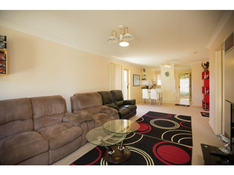4/2 Owen Court, Lavington NSW 2641