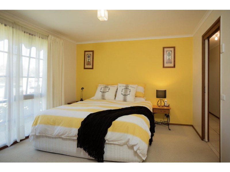 3 Gibson Drive, Burrumbuttock NSW 2642