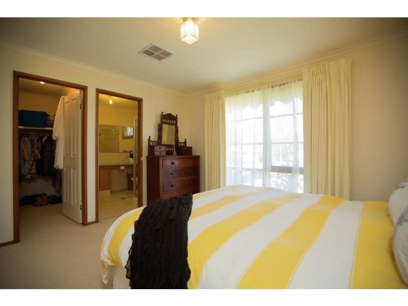 3 Gibson Drive, Burrumbuttock NSW 2642