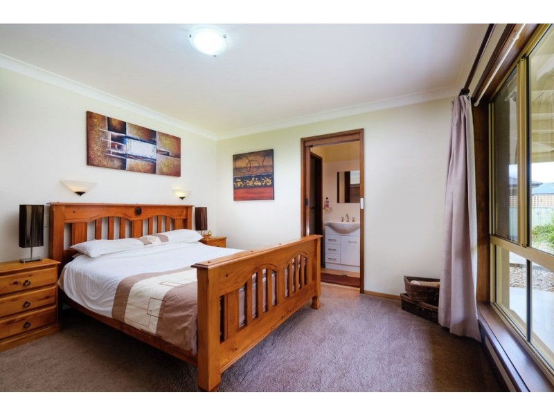 4 Quandong Road, Thurgoona NSW 2640