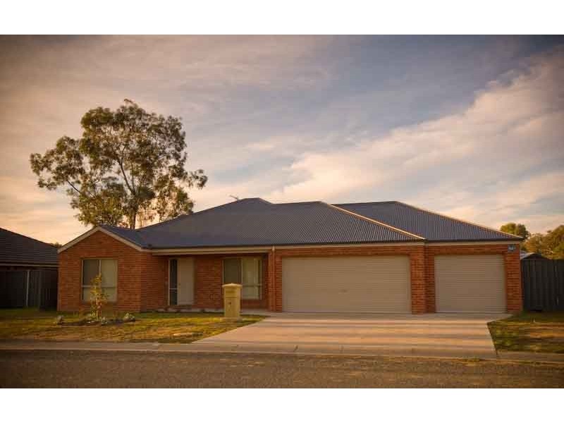 94 Hotham Crt, Thurgoona NSW 2640